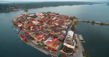 Peten Guatemala 'daki güzel Flores Adası. Gezici bir yer. Hava görüntüsü, Skyline. Drone Bakış Açısı