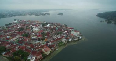 Peten, Guatemala 'daki güzel Misty Flores Adası. Gezici bir yer. Hava görüntüsü, Skyline. Drone bakış açısı. Günaydın.
