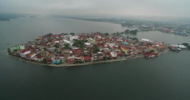 Peten, Guatemala 'daki güzel Misty Flores Adası. Gezici bir yer. Hava görüntüsü, Skyline. Drone bakış açısı. Günaydın.