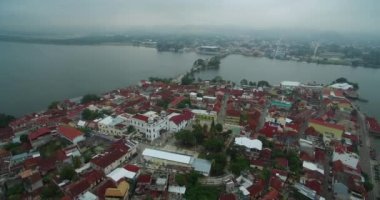 Peten, Guatemala 'daki güzel Misty Flores Adası. Gezici bir yer. Hava görüntüsü, Skyline. Drone bakış açısı. Günaydın.