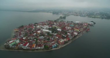 Peten, Guatemala 'daki güzel Misty Flores Adası. Gezici bir yer. Hava görüntüsü, Skyline. Drone bakış açısı. Günaydın.