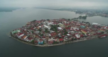 Peten, Guatemala 'daki güzel Misty Flores Adası. Gezici bir yer. Hava görüntüsü, Skyline. Drone bakış açısı. Günaydın.