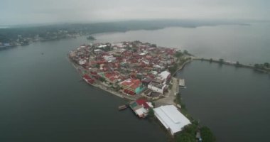Peten, Guatemala 'daki güzel Misty Flores Adası. Gezici bir yer. Hava görüntüsü, Skyline. Drone bakış açısı. Günaydın.
