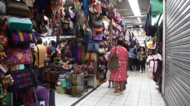 Guatemala City, Guatemala 'da halka açık pazar. İnsanlar Kıyafet ve Gömlek Satıyor