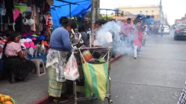 Guatemala City, Guatemala 'da halka açık pazar. Yiyecek ve sebze satan insanlar.