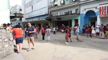 Havana Downtown ve Küba 'daki Old Town. Yerel halk ve turistler kaldırımda yürüyor..