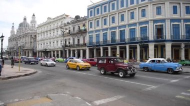 Havana Downtown ve Old Town. Şehir Merkezi ve Eşsiz Eski Taksi Arabaları ve Arka plandaki İnsanlar. Küba. Gezmeye..