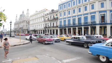Havana Downtown ve Old Town. Şehir Merkezi ve Eşsiz Eski Taksi Arabaları ve Arka plandaki İnsanlar. Küba. Gezmeye..