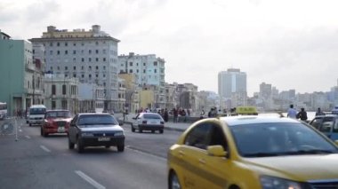 Havana Şehir Merkezi ve Malecon Bulvarı. Benzersiz Eski Taksi Arabaları ve Arka plandaki İnsanlar. Küba