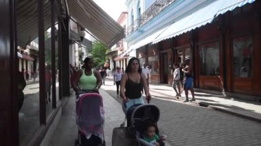 Havana Downtown ve Küba 'daki Old Town. Yerel halk ve turistler kaldırımda yürüyor..