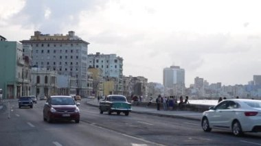 Havana Şehir Merkezi ve Malecon Bulvarı. Benzersiz Eski Taksi Arabaları ve Arka plandaki İnsanlar. Küba