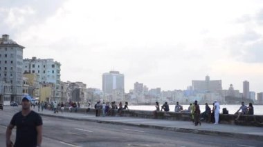 Havana Şehir Merkezi ve Malecon Bulvarı. Benzersiz Eski Taksi Arabaları ve Arka plandaki İnsanlar. Küba