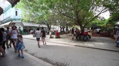 Havana Eski Şehir Merkezi ve Yerel Halk Kaldırımda Yürüyor. Küba