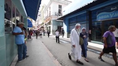 Havana Eski Şehir Merkezi ve Yerel Halk Kaldırımda Yürüyor. Küba