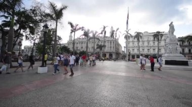 Havana Downtown ve Old Town. Şehir Merkezi ve Eşsiz Eski Taksi Arabaları ve Arka plandaki İnsanlar. Küba. Gezmeye..