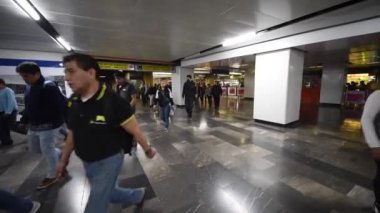 Mexico City Metro Metro Tren İstasyonu. Yolcular.