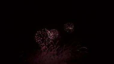 Gece havai fişekler. Karanlık Gök ve Renkli Patlama. Festival