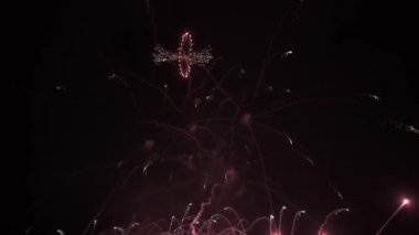 Gece havai fişekler. Karanlık Gök ve Renkli Patlama. Festival