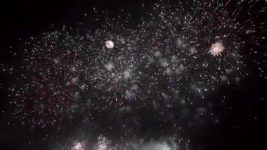 Gece havai fişekler. Karanlık Gök ve Renkli Patlama. Festival