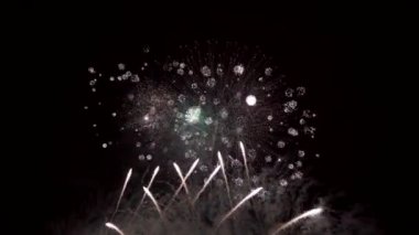 Gece havai fişekler. Karanlık Gök ve Renkli Patlama. Festival