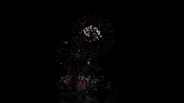Gece havai fişekler. Karanlık Gök ve Renkli Patlama. Festival