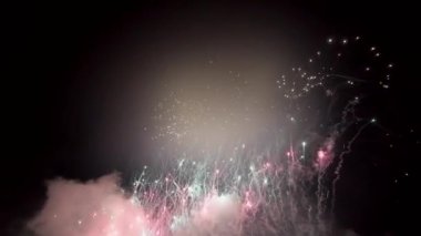 Gece havai fişekler. Karanlık Gök ve Renkli Patlama. Festival