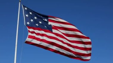 Clear Blue Sky 'da ABD Bayrağı sallıyor. Amerikan Bayrağı. Amerika Birleşik Devletleri Meşhur Bayrağını sallıyor. Güneşli Gün