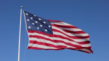 Clear Blue Sky 'da ABD Bayrağı sallıyor. Amerikan Bayrağı. Amerika Birleşik Devletleri Meşhur Bayrağını sallıyor. Güneşli Gün