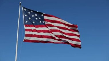 Clear Blue Sky 'da ABD Bayrağı sallıyor. Amerikan Bayrağı. Amerika Birleşik Devletleri Meşhur Bayrağını sallıyor. Güneşli Gün