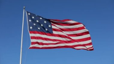 Clear Blue Sky 'da ABD Bayrağı sallıyor. Amerikan Bayrağı. Amerika Birleşik Devletleri Meşhur Bayrağını sallıyor. Güneşli Gün