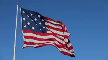 Clear Blue Sky 'da ABD Bayrağı sallıyor. Amerikan Bayrağı. Amerika Birleşik Devletleri Meşhur Bayrağını sallıyor. Güneşli Gün