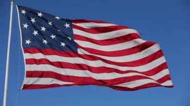 Clear Blue Sky 'da ABD Bayrağı sallıyor. Amerikan Bayrağı. Amerika Birleşik Devletleri Meşhur Bayrağını sallıyor. Güneşli Gün