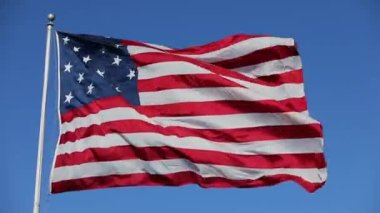 Clear Blue Sky 'da ABD Bayrağı sallıyor. Amerikan Bayrağı. Amerika Birleşik Devletleri Meşhur Bayrağını sallıyor. Güneşli Gün