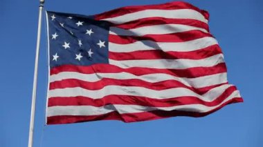 Clear Blue Sky 'da ABD Bayrağı sallıyor. Amerikan Bayrağı. Amerika Birleşik Devletleri Meşhur Bayrağını sallıyor. Güneşli Gün