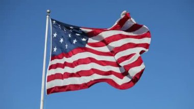 Clear Blue Sky 'da ABD Bayrağı sallıyor. Amerikan Bayrağı. Amerika Birleşik Devletleri Meşhur Bayrağını sallıyor. Güneşli Gün.