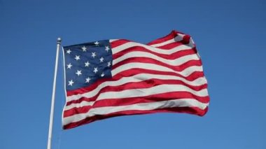 Clear Blue Sky 'da ABD Bayrağı sallıyor. Amerikan Bayrağı. Amerika Birleşik Devletleri Meşhur Bayrağını sallıyor. Güneşli Gün.
