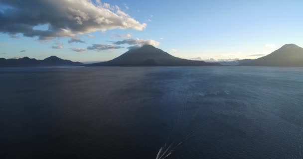 Ηφαίστειο San Pedro Και Ηφαίστειο Atitlan Στο Παρασκήνιο Λίμνη Atitlan — Αρχείο Βίντεο