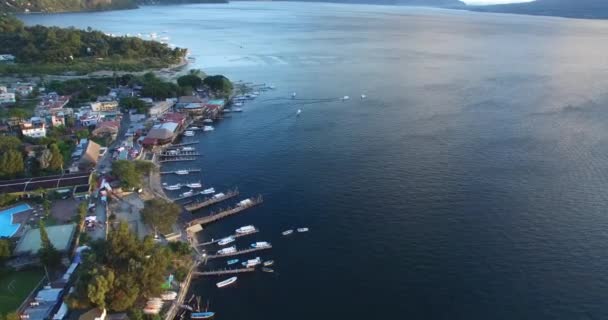 グアテマラのアッティラン湖 背景にパナジャシェルの町 船とヨットを背景に ドローン ポイント ビュー スカイライン — ストック動画