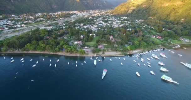 グアテマラのアッティラン湖 背景にパナジャシェルの町 船とヨットを背景に ドローン ポイント ビュー スカイライン — ストック動画