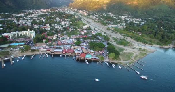 Atitlansjön Guatemala Panajachel Stad Bakgrunden Båtar Och Båtar Bakgrunden Drone — Stockvideo