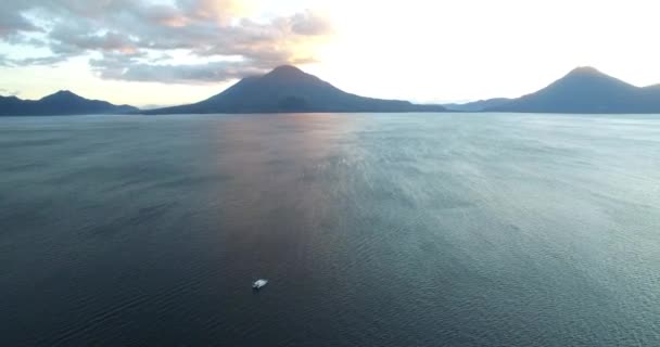 Volcano San Pedro和Volcano Atitlan背景 弗莱格圆的阿蒂特兰湖 危地马拉的观光地点 — 图库视频影像
