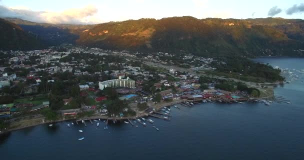 Atitlansjön Guatemala Panajachel Stad Bakgrunden Båtar Och Båtar Bakgrunden Drone — Stockvideo