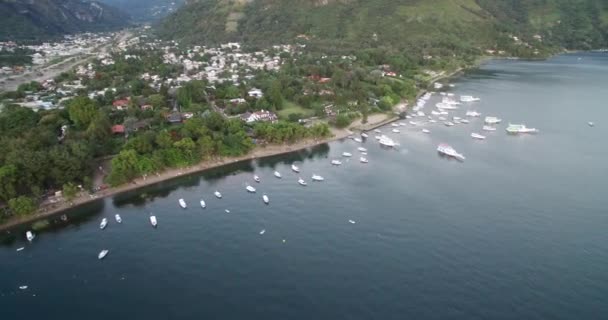Atitlan Lake Guatemala Panajachel Stad Achtergrond Boten Jachten Achtergrond Drone — Stockvideo