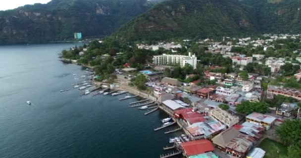 Атітлан Озеро Гватемалі Місто Панайахель Задньому Плані Кораблі Яхти Задньому — стокове відео