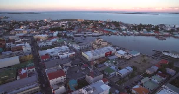 日落在伯利兹市和市中心 加勒比国家 Drone的观点 美丽的天际线 — 图库视频影像