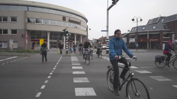 Ciclista Atravessando Rua Eindhoven Países Baixos — Vídeo de Stock