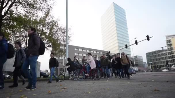 Estudantes Estão Atravessando Rua Eindhoven Países Baixos — Vídeo de Stock