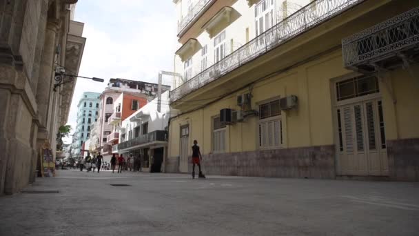 Centro Habana Ciudad Vieja Cuba Gente Local Turistas Están Caminando — Vídeo de stock