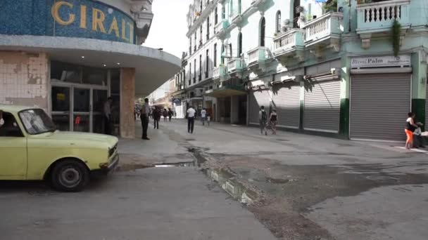 Havanna Innenstadt Und Altstadt Kuba Einheimische Und Touristen Gehen Auf — Stockvideo
