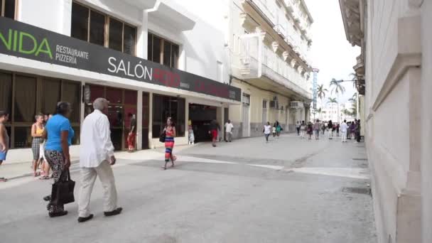 哈瓦那市中心和古巴古城 当地居民和游客正在人行道上散步 — 图库视频影像